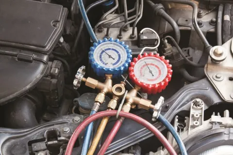 ¿Cómo recargar el aire acondicionado de mi coche?